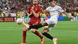 Bryan Cristante, az olasz (b) és Erik Lamela, a spanyol csapat játékosa a labdarúgó Európa-liga döntőjében játszott Sevilla - AS Roma mérkőzésen a budapesti Puskás Arénában 2023. május 31-én. MTI/Illyés Tibor