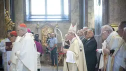 A Miniszterelnöki Sajtóiroda által közreadott képen Orbán Viktor miniszterelnök (j4), mellette Lévai Anikó, a kormányfő felesége (j5), Semjén Zsolt miniszterelnök-helyette (j6) és Balog Zoltán püspök, a Magyarországi Református Egyház zsinatának lelkészi elnöke (j7) Pápai Lajos (k) pappá szentelésének hatvanadik évfordulója alkalmából celebrált hálaadó gyémántmiséjén a győri székesegyházban. Elöl Erdő Péter bíboros, esztergom-budapesti érsek (b2). MTI/Miniszterelnöki Sajtóiroda/Benko Vivien Cher