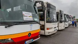 A Volánbusz Zrt. által a háborús károkat elszenvedett ukrajnai régiók számára felajánlott 34 helyközi autóbusz átadása a kárpátaljai Tiszasalamonban 2023. június 8-án. MTI/Nemes János