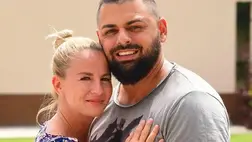 Pápai Joci ölelkezős képen gyönyörű feleségével