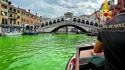 Zöldes színben fluoreszkált a velencei Canal Grande vize