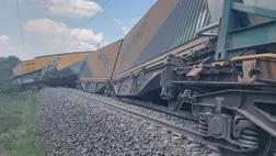 Több vasúti teherkocsi is kisiklott Kétpónál. Fotó: police.hu