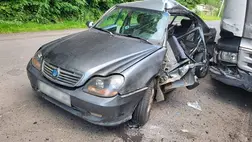 Kárpátalján összeütközött egy kamion és egy személygépkocsi. A gépkocsi 40 éves női sofőrje életét vesztette. Fotó: Kárpátaljai Rendőrség