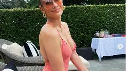 Az 54 éves Jennifer Lopez dögös dekoltázst villantott