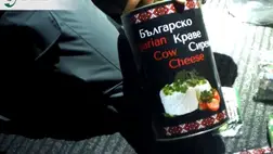 Az autóban talált fémhengerek egyenként egy kilogramm dohányt és két doboz cigarettát rejtettek. Fotó: Videórészlet