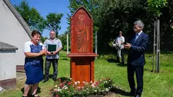 Kövér László, az Országgyűlés elnöke és Horváth Józsefné (független) polgármester (b) felavatja a Jézus szíve kápolna felszentelésének 30. évfordulójára készült fa emlékművet a Zala vármegyei Pördeföldén 2023. július 15-én. MTI/Vasvári Tamás