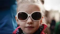 Hány éves kortól viseljen a gyermekünk napszemüveget?