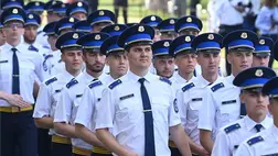 Az esküttevők érkeznek a Nemzeti Közszolgálati Egyetem Rendészettudományi Kara és Katasztrófavédelmi Intézete tisztavatási ünnepségére az egyetem főépülete előtti Ludovika téren 2023. július 1-jén. MTI/Máthé Zoltán