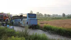  25-en megsérültek egy ukrán busz balesetében Kisvárda közelében. Fotó: police.hu