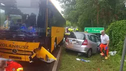 Autóbusz és személygépkocsi balesete miatt lezárták 71-es főutat Tihanynál. Fotó: police.hu