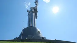 Felkerült az ukrán címer a kijevi Szülőföld emlékműre. Fotó: rbc.ua