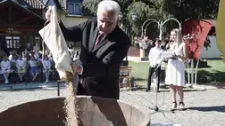 Magyarok kenyere – 15 millió búzaszem. Búzaösszeöntés Nagydobronyban. Fotó: Kovács Elemér