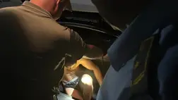 Gépkocsiban elbújva próbálkozott átjutni Magyarországra egy férfi Kárpátalján. Fotó: Ukrán Állami Határszolgálat