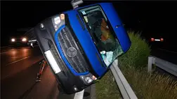 Oldalára fordult román rendszámú kisbusz 2023. augusztus 9-ére virradó éjjel, miután szalagkorlátnak ütközött az M5-ös autópálya Szeged felé vezető oldalán, Kiskunfélegyháza közelében. A balesetben egy ember meghalt. MTI/Donka Ferenc