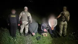 Kárpátalján őrizetbe vettek két férfit, akik az Ivano-Frankivszk régió egyik lakosát próbálták meg komppal Romániába szállítani. Fotó: Ukrajnai Állami Határszolgálat