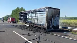 Kigyulladt egy kamion rakománya, teljes szélességében lezárták az autópályát. Fotó: Police.hu