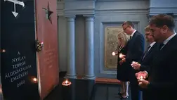 Schmidt Mária, a Terror Háza Múzeum főigazgatója, Rétvári Bence, a Belügyminisztérium parlamenti államtitkára, Répássy Róbert, az Igazságügyi Minisztérium parlamenti államtitkára és Fekete Rajmund, a Kommunizmuskutató Intézet igazgatója (b-j) mécsessel a kezükben a totalitárius diktatúrák áldozatainak európai emléknapja alkalmából a múzeumban tartott megemlékezésen 2023. augusztus 23. MTI/Máthé Zoltán