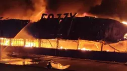 Több épület ablaka betört, a közelben parkoló autók is megrongálódtak a lökéshullám következtében, két helyen tűz is keletkezett. Fotó: t.me/ermaka2022