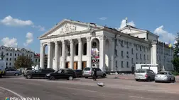 Rakétacsapást mértek az Ukrajnát támadó orosz erők az észak-ukrajnai Csernyihivre. Eltaláltak egy színházat, valamint egy egyetemi épületet is. Fotó: rbc.ua