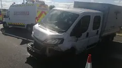   Egy kisteherautó többször is szalagkorlátnak ütközött Dunaszentgyörgy térségében. Fotó: police.hu