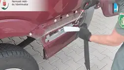 Csempészcigarettával tömte ki gépkocsiját. Fotó: Videórészlet