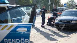 180 kilométeren át száguldott az embercsempész, a rendőröknek Szentendrénél ki kellett lőnie az autó kerekét. Fotó: police.hu
