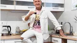 Peter Srámek álomháza belül modern - A kertben tyúkokat is tart