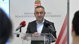 Potápi Árpád János, a Miniszterelnökség nemzetpolitikáért felelős államtitkára a Határtalanul programról tartott sajtótájékoztatóján a Gyermekek Háza Általános Iskola és Középiskolában 2023. szeptember 11-én. MTI/Soós Lajos