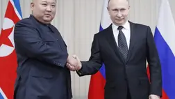 Vlagyimir Putyin orosz elnök és Kim Dzsong Un észak-koreai vezető kezet fog a vlagyivosztoki Russzkij szigeten 2019. április 25-én. Fotó: MTI/EPA/Pool/Szergej Ilnyickij