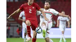 Strahinja Pavlovic, a szerb (b) és Ádám Martin, a magyar válogatott játékosa a labdarúgó Európa-bajnoki selejtező G csoportjában játszott Szerbia - Magyarország mérkőzésen a belgrádi Rajko Mitic Stadionban 2023. szeptember 7-én. MTI/Czeglédi Zsolt