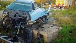 Személyvonat és gépkocsi ütközött Kárpátalján. Fotó: DSZNSZ