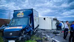 Kárpátalján egy közúti balesetben 3 teherautó és egy személyautó ütközött össze. A balesetben két személy megsérült. Fotó: DSZNSZ