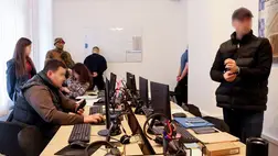 A Beregszászi járás rendőrei lelepleztek egy beregszászi call-centert, melynek munkatársai külfödiek átverésével foglalkoztak. Fotó: Kárpátaljai Rendőrség