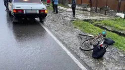 A Beregszászi járásban található Tekovo (Tekeháza) községben egy VAZ-21099 típusú személygépkocsi sofőrje elütött egy 73 éves kerékpárost, aki a helyszínen az életét vesztette. Fotó: Nemzeti Rendőrség