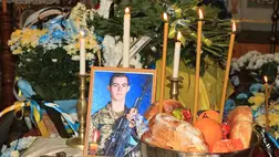 A huszti járásban található Lopusne (Leveles) falu 21 éves katonáját, Mihajlo Zsabát kísérték utolsó útjára. Fotó: Ökörmezői kistérség