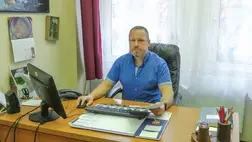 Rács mögött a zsaroló kamasz lány. Fotó: police.hu