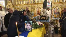 Kárpátalján, az Irsavai (Ilosva) kistérséghez tartozó Ilnyica (Ilonca) községben utolsó útjára kísérték a háborúban elesett 24 éves Ivan Pilipkót. Fotó: Ilosvai Városi Tanács