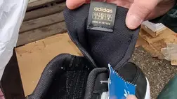 Csaknem kilencszáz pár hamis lábellit foglalt le a NAV a nyíregyházi piacon. Fotó: NAV