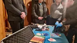 A kárpátaljai rendőrség munkatársai lelepleztek egy illegálisan működő kaszinót a beregszászi járásban található Tiszakereszúr területén. Fotó: Kárpátaljai Rendőrség
