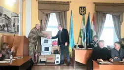 A Beregszászi Városi Tanács ülésén átadták az A7125 katonai egység parancsnokának, Jurij Livovnak a városi tanács által a közelmúltban, összesen 753 000 hrivnya értékben vásárolt felszereléseket. Fotó: Beregszászi Városi Tanács 