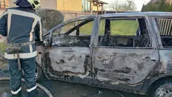 Teljesen kiégett egy gépkocsi Dédában. Fotó: DSZNSZ