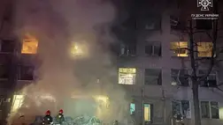 Mentőcsapatok tagjai kutatnak épülettörmelékek között. Fotó: facebook dp.dsns