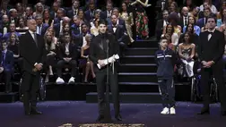 Szoboszlai Dominik, a Liverpool labdarúgója, a magyar válogatott csapatkapitánya beszél, miután átvette az Év férfi sportolója díjat az M4 Sport-Az Év Sportolója Gálán a Magyar Állami Operaházban 2024. január 8-án. Balról Schmidt Ádám sportért felelős államtitkár, jobbról Szalai Ádám, a labdarúgó-válogatott korábbi csapatkapitánya. MTI/Hegedüs Róbert