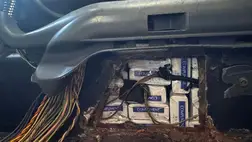 Csempészcigaretta miatt az autóját is bukta a nevetlenfalui határátkelőhelyen. Fotó: Ukrán Állami Határőrszolgálat 