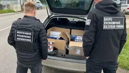 A rendfenntartók 1050 doboz cigarettát találtak az ungvári férfinél. Drónnal csempészte volna a cigarettát Szlovákiába. Fotó: Ukrán Állami Határőrszolgálat