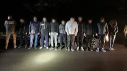 Két taxisofőrt - egy tiszaújlaki nőt és egy nagyszőlősi férfit - vettek őrizetbe a kárpátaljai határőrök, miközben 8 férfit próbáltak átcsempészni a határon. Fotó: Ukrán Állami Határőrszolgálat 