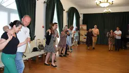 Nagycsaládos házaspárok táncestjén - Zenés alkalom májusfaállítással, szerenáddal. Fotó: Kárpátinfo/ Kovács Elemér