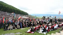 Zarándokok a csíksomlyói búcsú szentmiséjén a Kis- és Nagy-Somlyó-hegy közötti hegynyeregben, 2024. május 18-án. (Fotó: MTI/Kátai Edit)