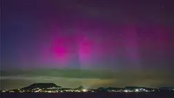 Fonyód, 2024. május 11. Sarki fény (aurora borealis) látható az északi égbolton a Balaton felett a fonyódi magaspart felől fényképezve 2024. május 10-én este. MTI/Varga György