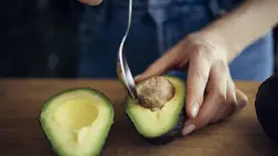 Az avokádó tehát nemcsak finom és tápláló, hanem számos egészségügyi előnnyel is járhat. Könnyen beilleszthető az étrendbe, akár nyersen, akár krém formájában is. Rendszeres fogyasztása remek kiegészítője a kiegyensúlyozott és tápanyagdús étrendnek.